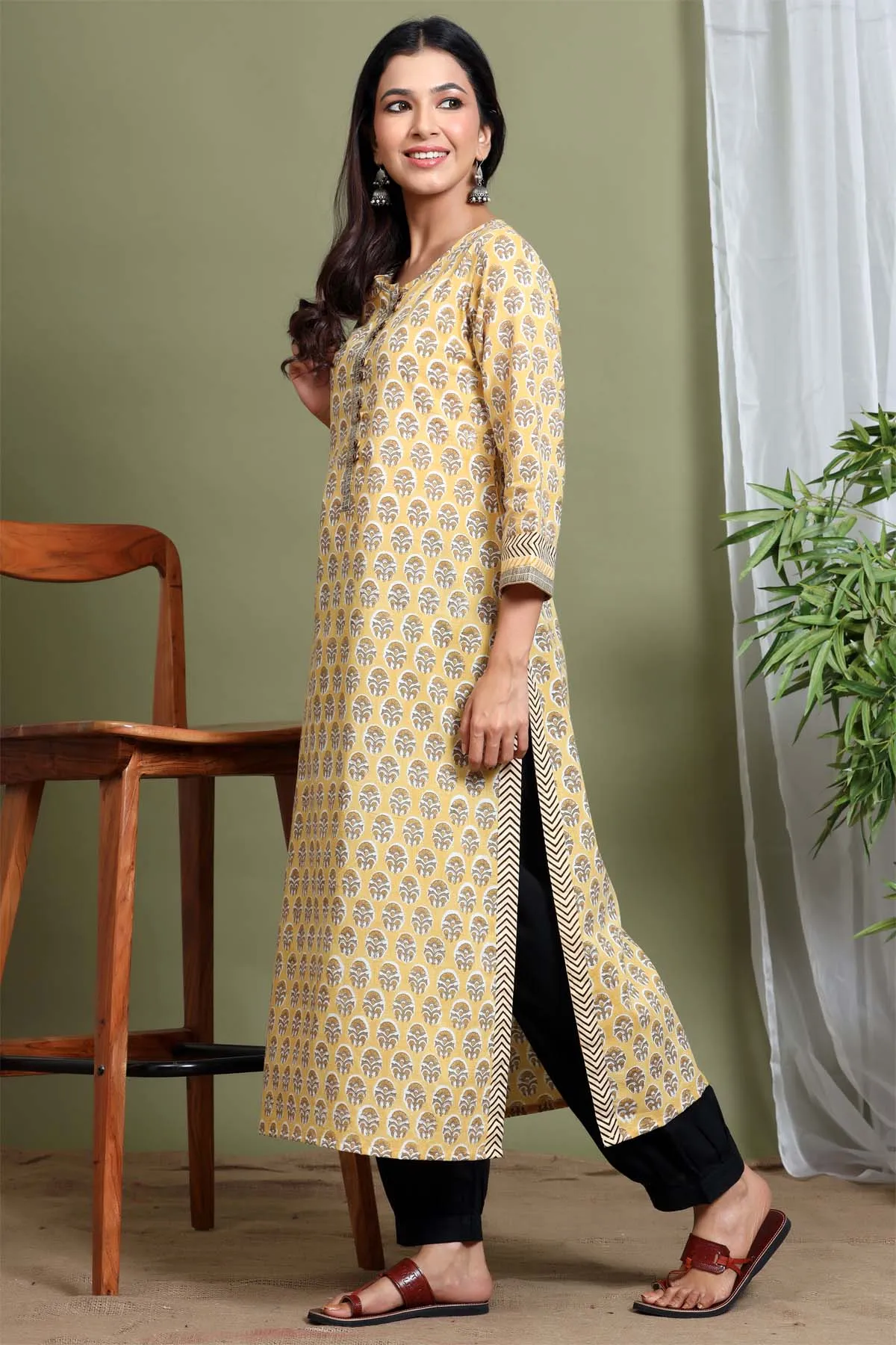 Straight fit Kurta in mustard buti print